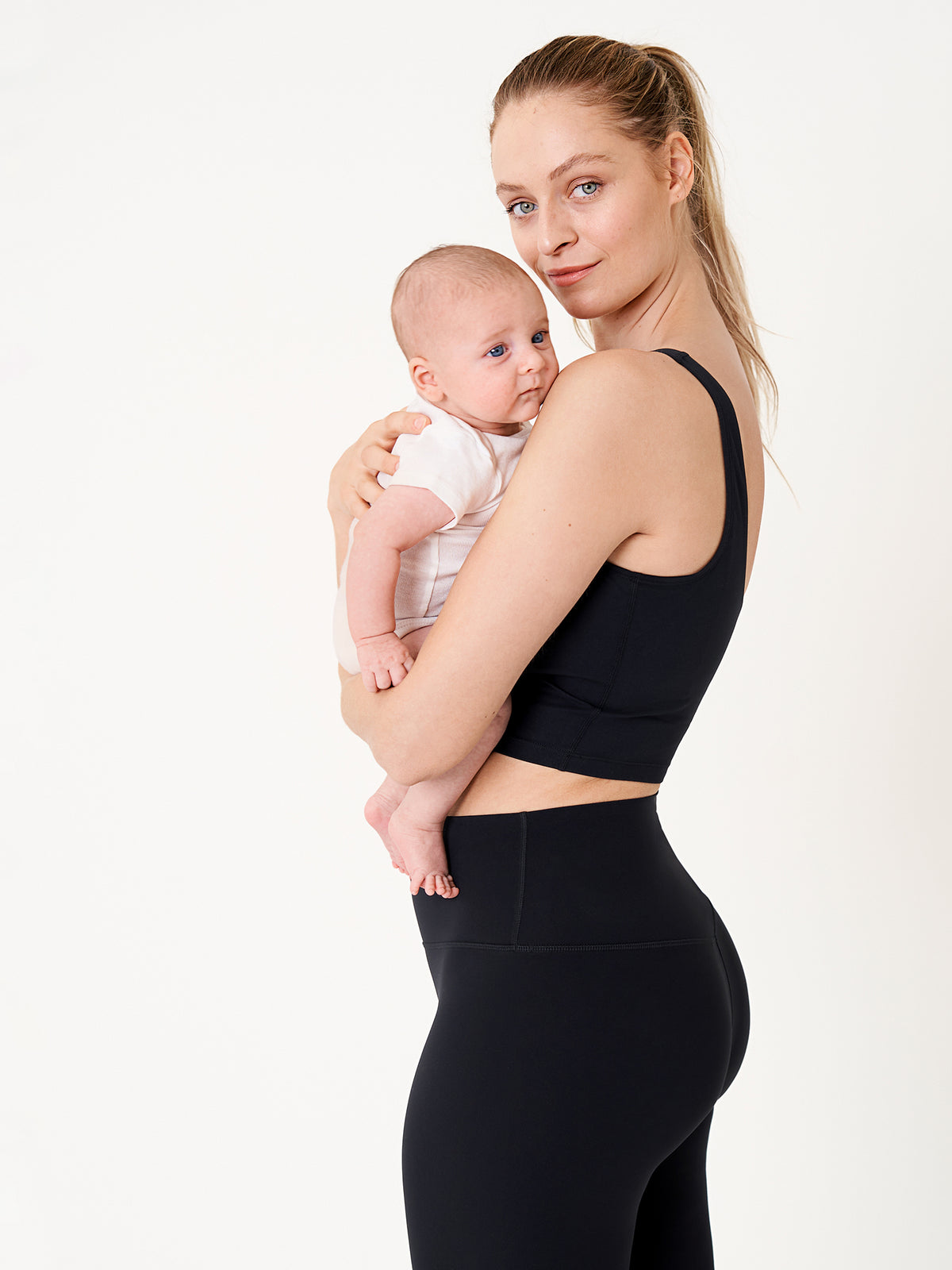 MOMANDA Women's Natrelax? Nursing Crop Tank Top - V Neck Black @model_info:Tank